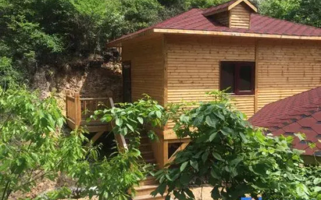 Wuling Mountain's Shouyuzirangjingba Guesthouse