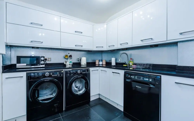 The Seedley 4 Bedroom House - Salford
