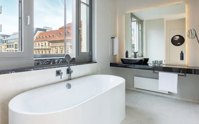 Hotel Luc - Autograph Collection