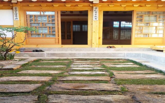 Отель Cheong Yeon Jae Hanok Stay Guesthouse Южная Корея, Сеул - отзывы, цены и фото номеров - забронировать отель Cheong Yeon Jae Hanok Stay Guesthouse онлайн вид на фасад
