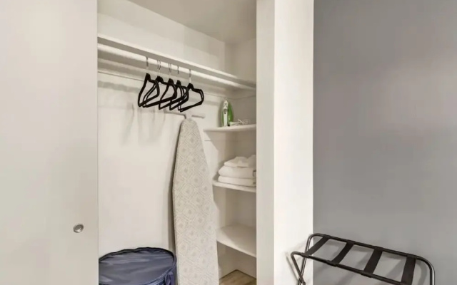 Charming 2BR w King Queen Close to SLC