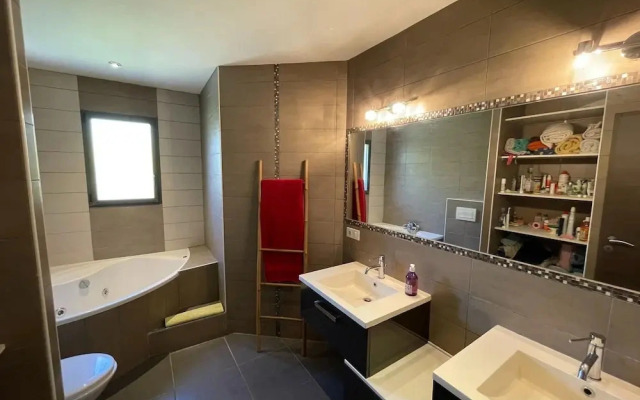 Villa in Vaison Near Roman Ruins & Pool