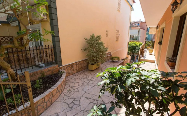 Akis House