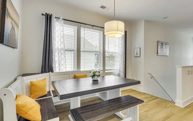 Walk to Riverfront District: Bright Wilmington Apt