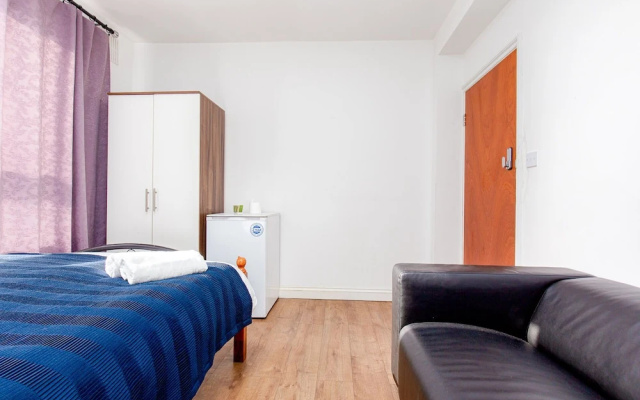 Broxbourne House - Deluxe Guest Room 2
