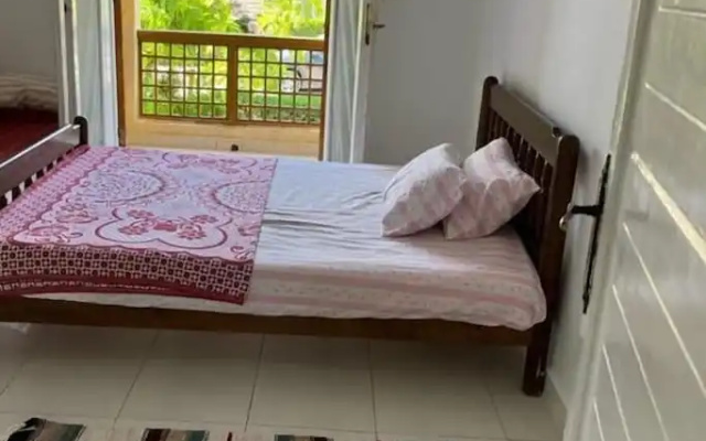 Sunny 4-Bedroom Townhouse Families Only