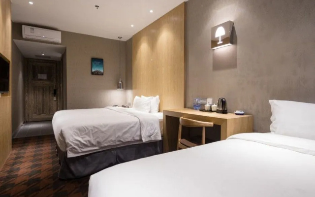 Pengxi Hotel (Shenzhen Pingshan High-Speed Railway Station Jinlong Subway Station)