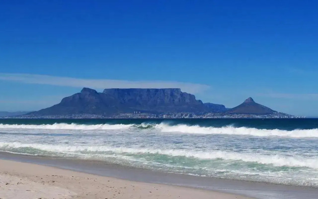 Sunny 2 bedroom apartment in Blouberg Beachfront