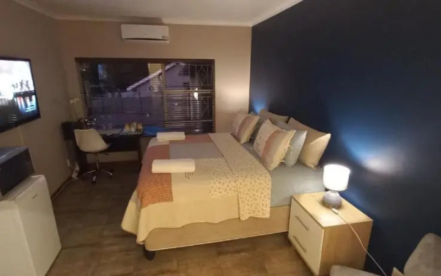28 at Van Den Bos International Guesthouse