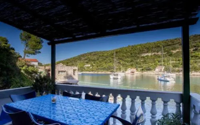 Holiday House Macic