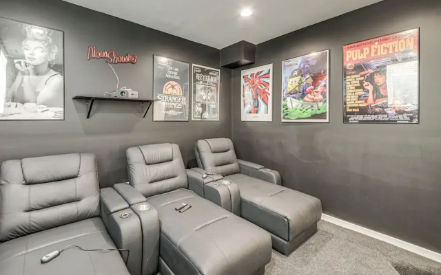 Home Theater + Rooftop Deck! Fountain Sq Stunner