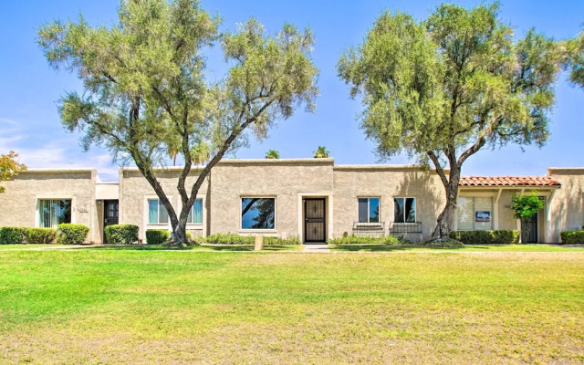Walk to Trolley & Lake: Sunny Scottsdale Townhome
