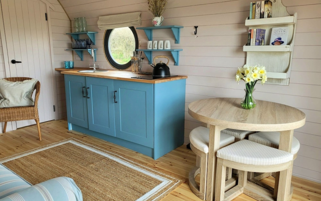 Cabins in Oxfordshire With Hot Tub & Meadow Views