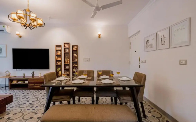 Luxe Apt w Balcony Rooftop Pool 15 min to Beach