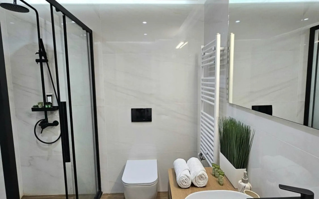 Newly Renovated Garden view apartment!!