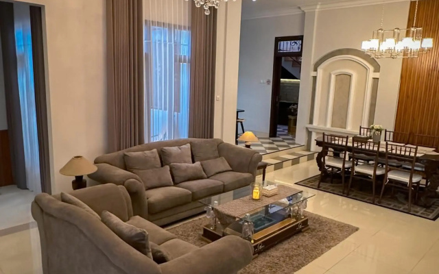 Hening House - 5 Bedrooms