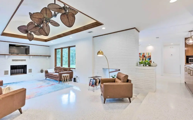 Mid-century Dream Home < Half-mile to Beach!