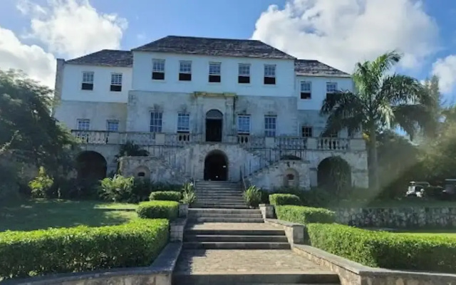 Oceanview Studio Apt w/ Pool, Bar & Beach Access