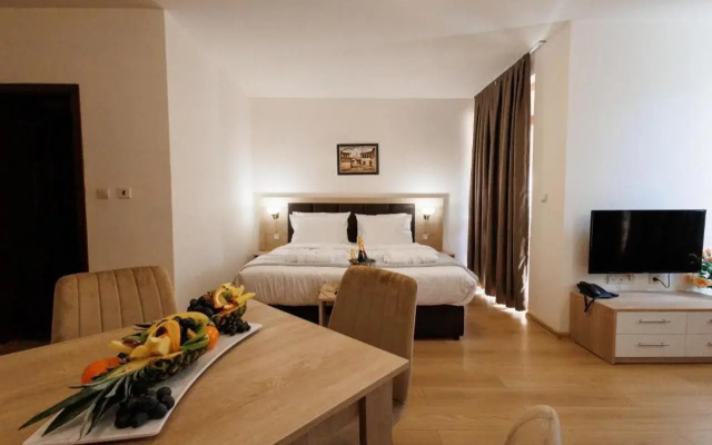 Green Wood Hotel
