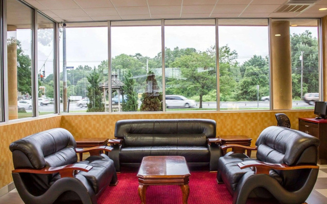 Rodeway Inn Macarthur Airport
