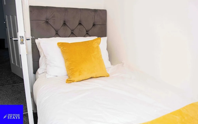 Stoke House Sleeps 5 With Garden and Parking