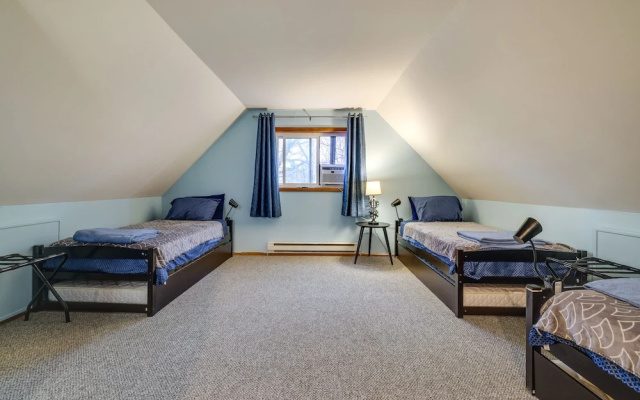 Poconos Chalet With Lake & Pool Access!