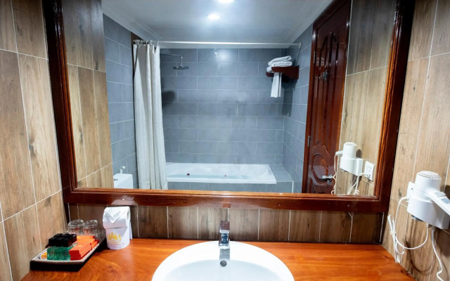 The Suite By Royal Crown Hotel