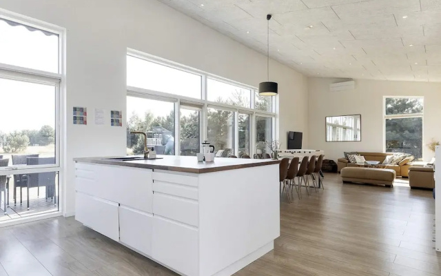 10 Person Holiday Home in Vaeggerlose
