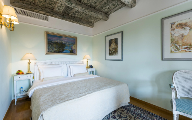 Golden Well Hotel
