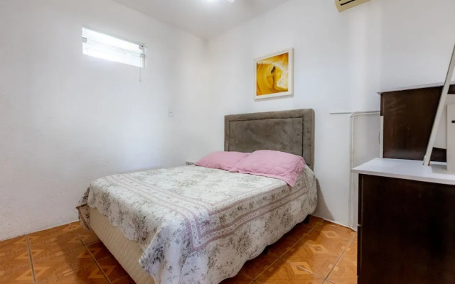 Casa com Churrasqueira e Rede a 210 m da Praia