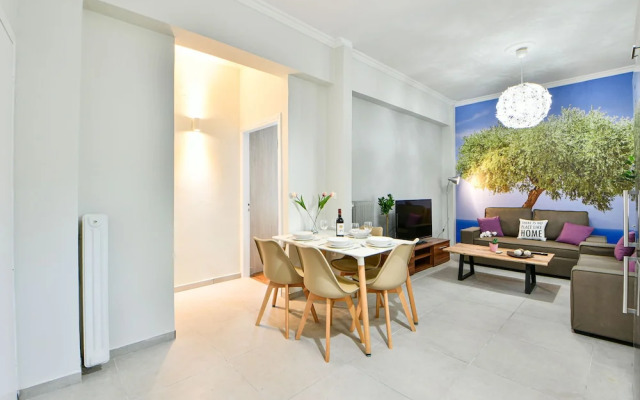 Fresh & renovated apartment next to metro station