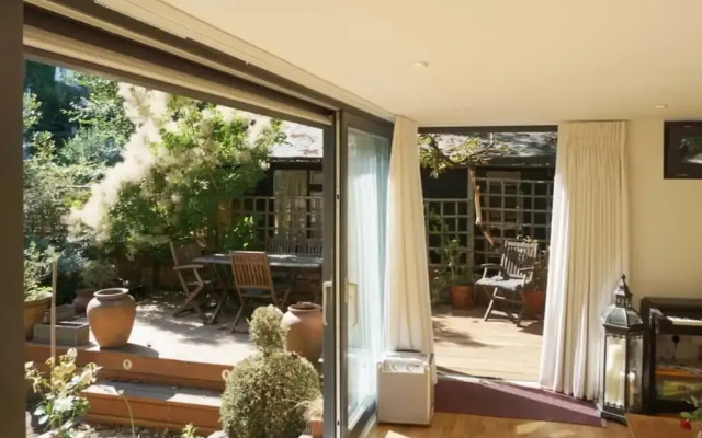 Апартаменты Architect-designed Garden Studio вид на фасад