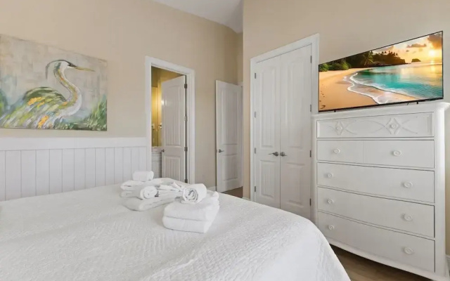Splash Of Lime 3 Bedroom Home by RedAwning