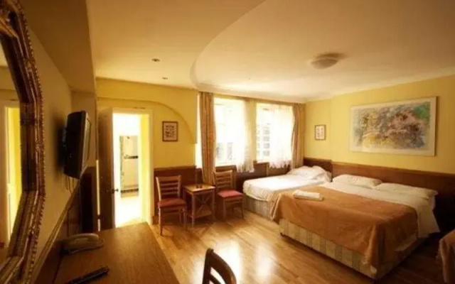 Camelot House Hotel
