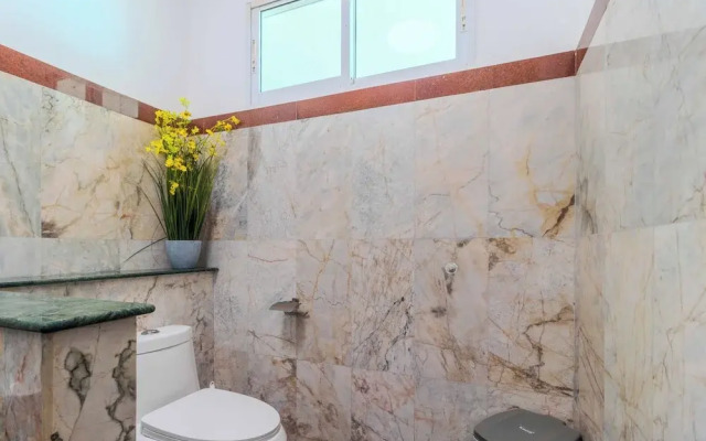 2BR with Pool Near Beaches V267