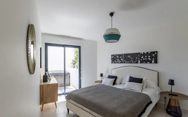 Modern apt with BALCONY at 1mn walk from the BEACH