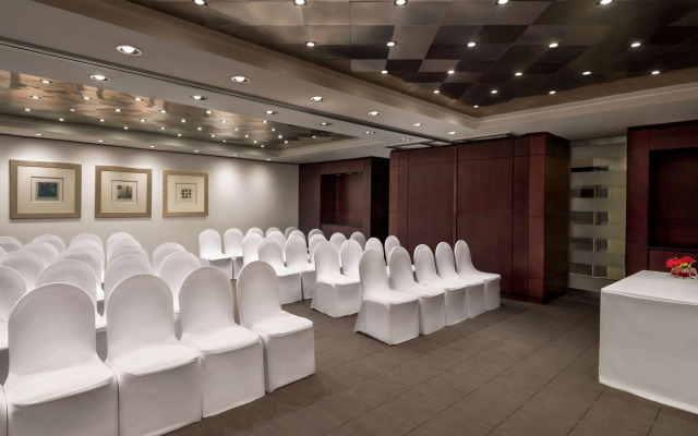 Отель Ramada Plaza by Wyndham Dubai Deira