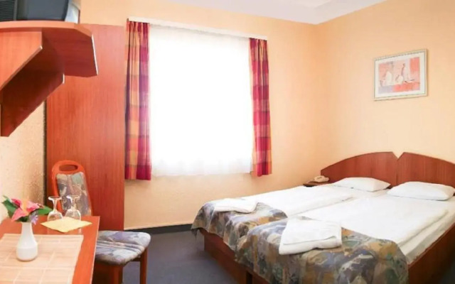 FREE PARKING, FREE BREAKFAST, only 15 minutes to City Center