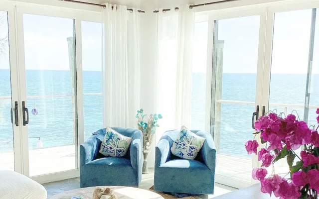 Seaside Serenity: Elegant Beachfront Escape