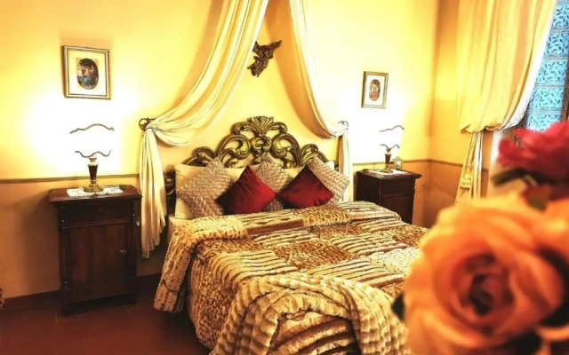 Classic Style Apartment In Center