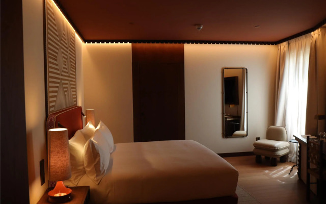 Palacio De Godoy Caceres, Curio Collection By Hilton