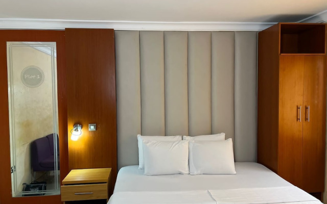 Plot1 Suites