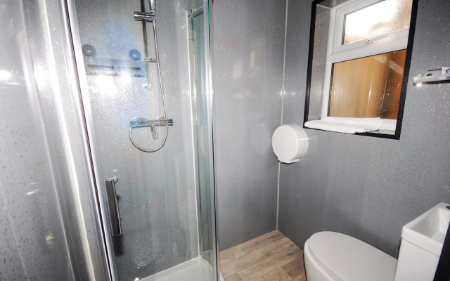 Cozy Hideaway With Hot Tub & Sauna Sleeps 7