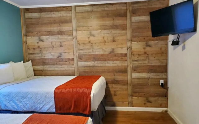 Meadowlark Motel with Restaurant & Bar