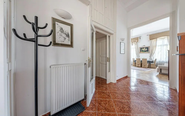 Budapest Classic Charm | 2Br + Cornertub + Smarttv