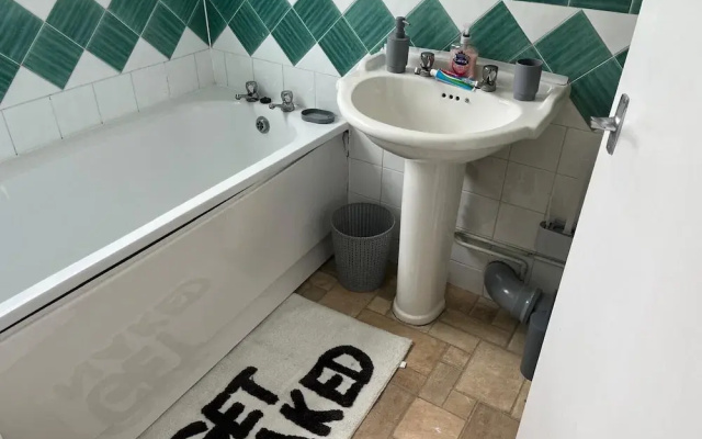 Enfield City Apartment Retreat