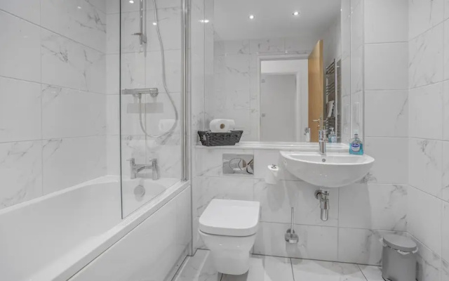 2 Bed Apt Sleeps 7 - Arcade Machine, Wifi, Central