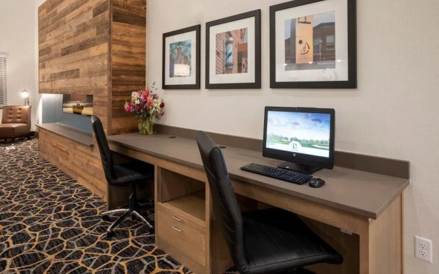 Little Crow Hotel & Conference, Trademark by Wyndham