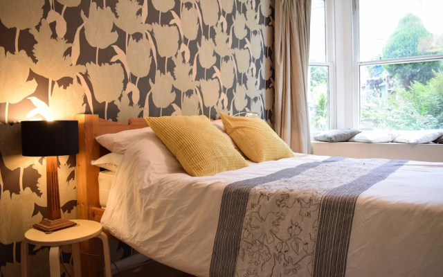 2 Bedroom Flat In East London