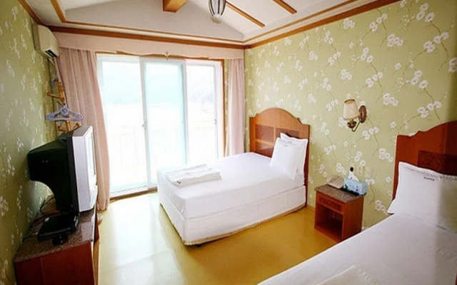 Goodstay Jangseungpo Beach Hotel